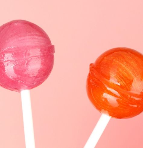 At your next get-together, try making your own homemade lollipops for your guests - they'll be super impressed by your candy-making skills. Make Lollipops, How To Make Lollipops, Pokemon Cupcakes, Homemade Lollipops, Unicorn Food, Lollipop Recipe, Kreative Snacks, Lemon Bar, Jolly Rancher