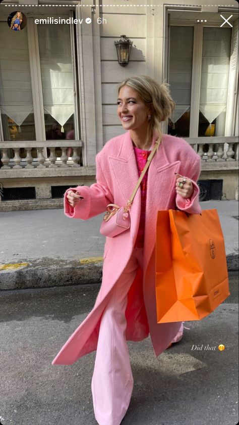 @emilisindlev Pink Trench Coat Outfit Winter, Pink Coat Street Style, Pink Trench Coat Outfit, Barbie Inspired Outfits, Pink Coat Outfit, Pink Feminine, Pink Trench Coat, Look Rose, Barbie Inspired