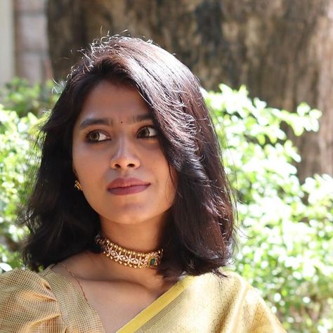 Steffhy Antony on Instagram: "#throwback to short hair and saree kinda days ❤️  Saree : @turtledoves_cbe  Jewelry: @made_for_hers  Blouse : @maliboo_bridalwear   .  #𝑺𝒂𝒓𝒆𝒆𝑺𝒕𝒐𝒓𝒊𝒆𝒔𝑶𝒇𝑺𝒕𝒆𝒇𝒇" Short Hairstyle For Saree, Saree With Short Hair, Short Hair Saree Look, Maliboo Bridalwear, Look Short, Wedding Sarees, Saree Look, Saree Wedding, Hair Looks