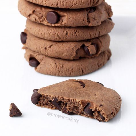 This recipe looks delicious! Chocolate Chip Protein Cookies, Protein Powder Cookies, Protein Baking, Protein Treats, Double Chocolate Chip Cookies, Protein Powder Recipes, Protein Desserts, Vegan Protein Powder, Protein Cookies