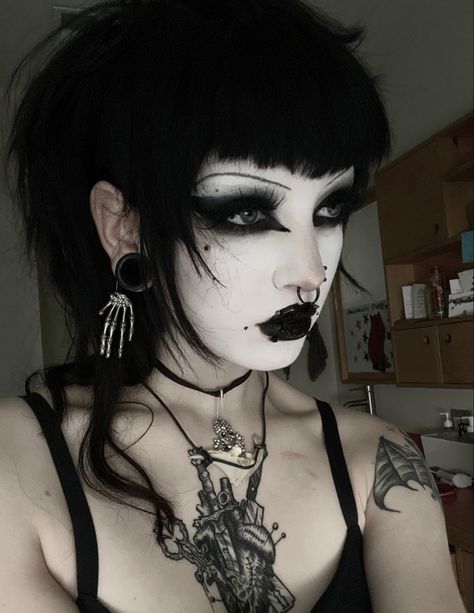 Traditional Gothic Makeup, Spooky Goth Makeup, Goth Makeup Traditional, Goth Haircuts For Round Faces, Professional Goth Makeup, Trad Goth Makeup Hooded Eyes, Tras Goth Makeup, Trade Goth Makeup, Blonde Trad Goth