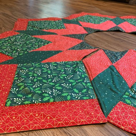 Christmas Tree Skirt Pattern from Jordan Fabrics » Helen's Closet Patterns Christmas Tree Skirt Pattern, Diy Christmas Tree Skirt, Jordan Fabrics, Christmas Tree Skirts Patterns, Christmas Quilting Projects, Tree Skirt Pattern, Skirt Pattern Free, Christmas Tree Napkins, Live Christmas Trees