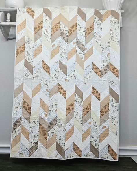 Adorable forest friends for an adorable little nephew 🦊🦉🐿🍂🤎 @juliakhimichdesign Forest Ferns fabric by @clothworkswa worked perfectly with @artgalleryfabrics Woven Rattan quilt pattern. Simplylanedesignco.etsy.com #babyboynursery #genderneutralnursery #babyquilt #handmade Neutral Tone Quilts, Earth Tone Quilt Ideas, Neutral Quilts Ideas, Fringe Quilt, Neutral Colored Quilt, Neutral Quilts, Neutral Baby Quilt, Low Volume Quilt, Neutral Quilt