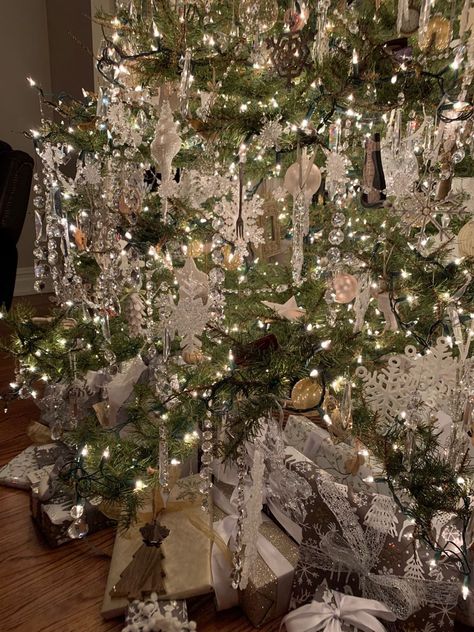 Angel Tears Christmas Tree, Bougie Christmas Tree, Christmas Tree Inspo, Christmas Dreaming, Glam Christmas, Elegant Christmas Trees, Christmas Themes Decorations, Christmas Tree Inspiration, Christmas Interiors