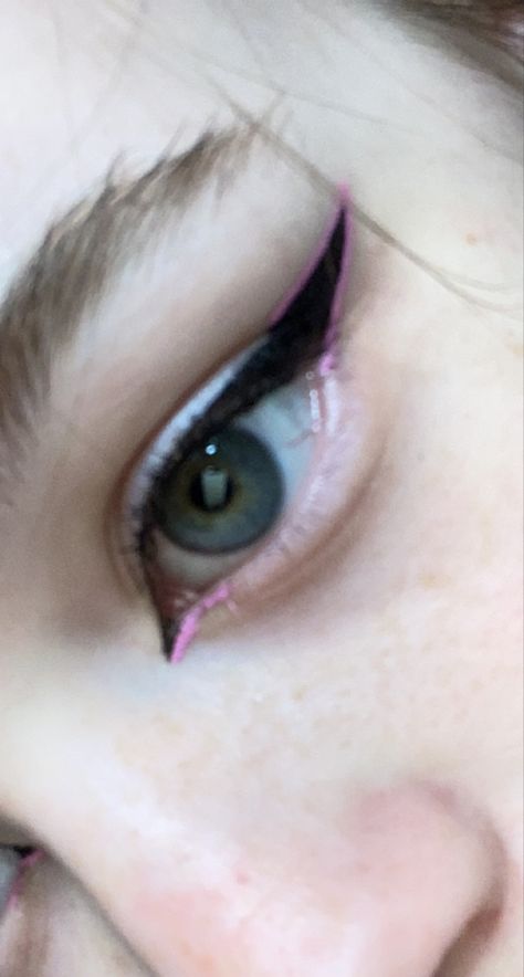 Colorful graphic liner. Black eyeliner. Pink eyeliner. Black And Pink Eyeliner Looks, Pink Graphic Liner Hooded Eyes, Pink And Black Graphic Liner, Pink And Black Eyeliner, Graphic Black Eyeliner, Pink Graphic Eyeliner, Simple Graphic Eyeliner, Graphic Liner Black, Colorful Graphic Liner