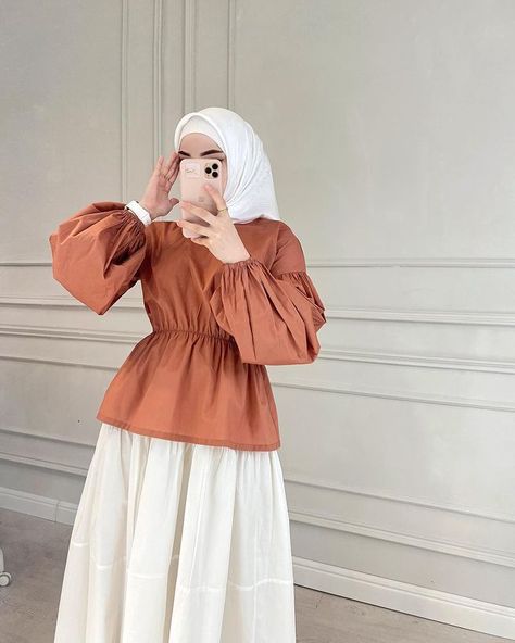 Blouse Muslimah Fashion, Modest Outfits Muslim, Muslimah Fashion Casual, Hijabista Fashion, Girls Dresses Sewing, Hijab Look, Blouse Casual Fashion, Streetstyle Outfit, Muslim Outfits Casual