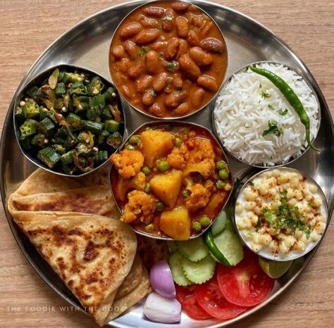 Indian Dinner Ideas, Thali Ideas, Tiffin Service, Indian Fast Food, Delicious Food Image, Indian Thali, Variety Food, Prepared Meals, Vegetarian Fast Food