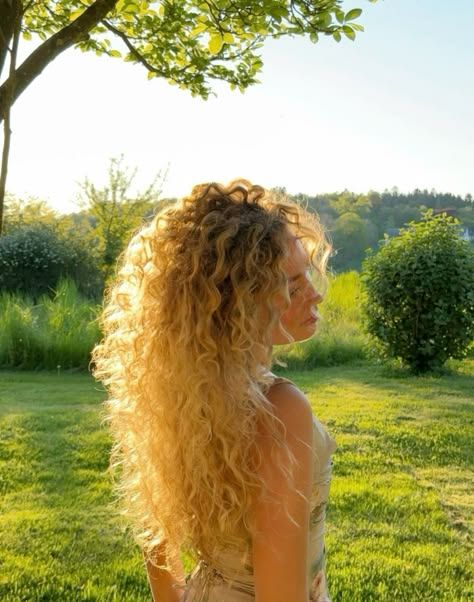 Curly Hair Hairstyle, Long Blonde Curly Hair, Model Chic, Growing Out Hair, Hairstyle Blonde, Blonde Curly Hair, Cute Icon, Blonde Curls, Curly Girl Hairstyles