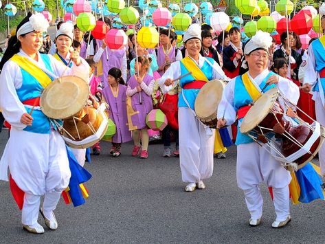 A Guide to the Seoul Lotus Lantern Festival: Everything To Know Lotus Lantern Festival, Korea Festival, Lotus Lantern, Lantern Parade, Streets Of Seoul, Culture Day, Event Guide, Buddha Teachings, Korean Hanbok