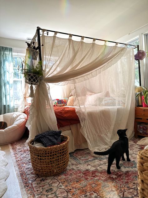 Canopy Bed Against Wall, Maximalism Bed, Vintage Canopy Bed Aesthetic, Canopy Bed Inspiration, Canopy Bed Boho, Queen Bed Canopy, Vintage Canopy Bed, Canopy Bed Aesthetic, Canopy Bedroom Decor