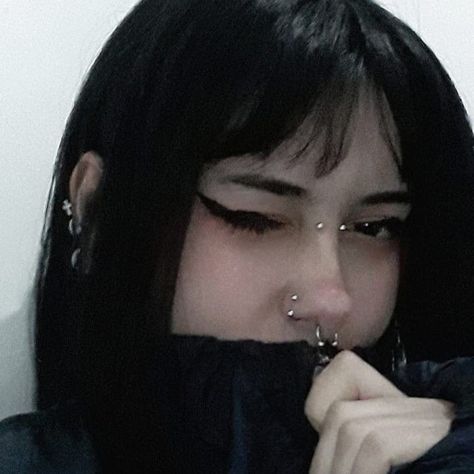 Piercings Bonitos, Disco Makeup, Bridge Piercing, Face Piercings, Punk Hair, Grunge Girl, Body Piercings, Septum Piercing, Piercing Tattoo