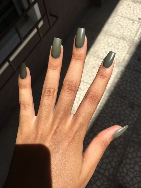 Green matte short coffin acrylic nails Nails Tapered, Nail Art Vert, Nails Olive, Coffin Tips, Acrylic Nails Natural, Nails Jelly, Nails Videos, Orange Acrylic Nails, Acrylic Nails Stiletto