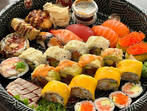 Es mussten wieder mal Sushi - Maki & Co auf unsere Teller. Bekannter Weise bin ich grosser Fan von Sushiforfun & den Kreationen von Marius Draganius 👌 Wir bestellen eigentlich immer dort und holen sie dann in der Eisenhandstrasse ab. So auch freitag Abends für uns und unsere Gäste. Fazit: Je Platte zahlt man 58€. Wir haben zu viert damit reichlich & genug! Wiedermal eine grosse Empfehlung für euch! #privatetasteimcheck #linzisst #sushi #hochwertig Sushi Stacks, Stacked Sushi, Ebi Sushi, Japan Sushi Restaurant, Expensive Sushi