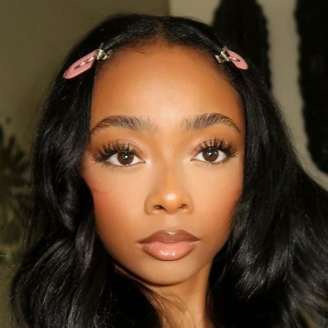 S K A I on Instagram: "Mirror, mirror , who’s the fairest? ♡" Cool Prom Makeup, Black Girls Makeup Looks Natural, Makeup Inspiration Black Women, Mua Makeup Looks, It Girl Makeup Look, Dewy Makeup Black Women, Clean Girl Makeup Black Women, Soft Glam Black Women, Natural Makeup Looks For Black Women