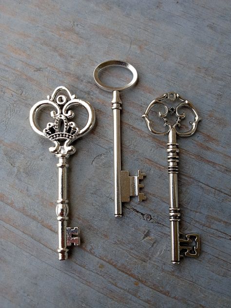 3 Large Skeleton Key Pendants in a Rustic Silver Finish! (3.15 to 3.25 inches long) Great finding for making bracelets, necklaces, earrings, other jewelry projects, steampunk creations, wedding decorations, and scrapbooking! You will receive: 1 of each key as pictured Double-sided; the design is on both sides. material: metal alloy; does not contain lead. Please let me know if you have any questions, or if you would like a listing for a different quantity! LOOKING FOR SOMETHING NOT IN OUR SHOP? Keys Aesthetic Vintage, Old Locks And Keys, Decorative Keys, Keys Aesthetic, Key Aesthetic, Steampunk Creations, Victorian Key, Skeleton Key Jewelry, Key Designs