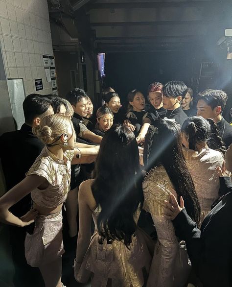 Blackpink backstage #blackpink Blackpink Debut, Pink Tour, Black Pink Songs, Jennie Lisa, Kim Jisoo, Blackpink Photos, Black Pink Kpop, Blackpink Rose, Blackpink Jennie