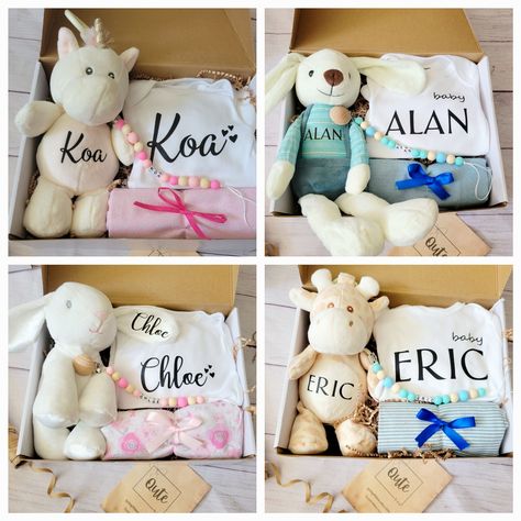 ♥ Every gift is unique and packed by hand specifically for you. If you have any special requests, just reach out. I would be happy to hear from you! INCLUDES 1.  Flannel Blanket or burp cloth 2. Infant toy, customized with baby name - Iron on 3. Custom / personalized white bodysuit  4. Personalized binky / pacifier clip with baby name   Also, to make it extra special - personalized card! All shipped in kraft gift box, filled with crinkle paper, topped with natural raffia bow! BINKY CLIP SAFETY T Personalized Pacifier Clip, Cadeau Cricut, Baby Onesie Gift, Personalized Pacifier, Tulip Garden, Minnie Mouse Theme, Cricut Baby, Welcome Home Gifts, Personalized Onesie