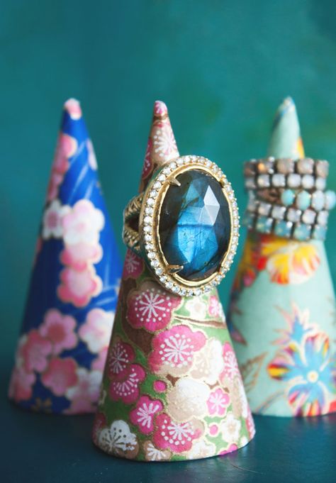 How to DIY Ring Cones Ring Display Diy, Diy Ring Display, Diy Ring Holder, Caudalie Beauty Elixir, Diy Decoupage, Photo Props Diy, Floral Balloons, Diy Ring, Diy Jewelry Display