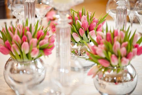 Pink Tulips ~ Spring Table Decorations Tulpen Arrangements, Spring Table Centerpieces, Diy Frühling, Tulips Arrangement, Spring Table Decor, Tafel Decor, Tulip Table, Spring Centerpiece, Pink Christmas Decorations