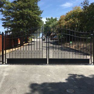 Metal Gates Entrance, Median Landscaping, Gates And Fences Metal, Stairwell Wall Ideas, Barn Gates, Dragonfly Yard Art, Classic Modern House, Aluminum Driveway Gates, Venice Style