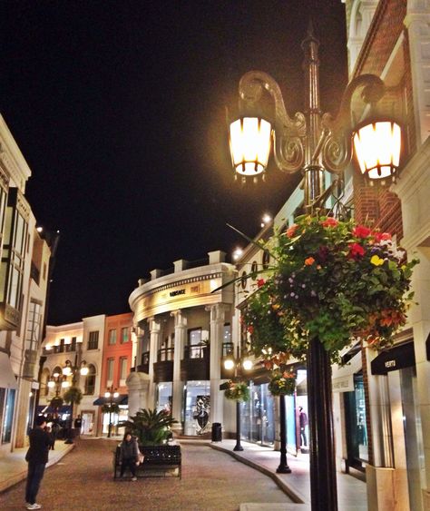 The streets of Beverly Hills are like Disneyland. Beverly Hills Christmas, Beverly Hills 1950s, Buying Beverly Hills, Beverly Hills View, Los Angeles Hollywood Boulevard, Rodeo Drive, Lantern Lamp, Christmas Lanterns, Beverly Hills