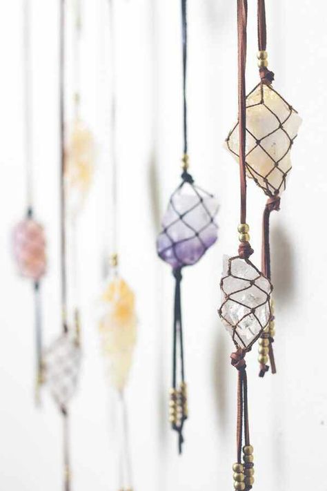 Like Wall Hanging Diy, Diy Crystals, Natural Rock, Diy Schmuck, Bijoux Diy, Tiny Homes, Rock Crystal, Diy Wall, Interior Design Styles