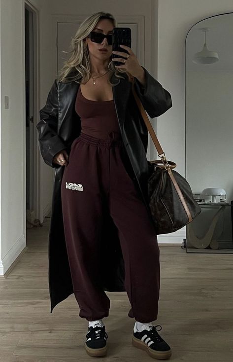 Burgundy Baseball Hat Outfit, Uk Baddie Outfits, City Walking Outfit, Boston Fall Outfits, Comfy Sweatpants Outfit, Baddie Outfits Fall, Boston Fall, Uk Baddie, Walking Outfit