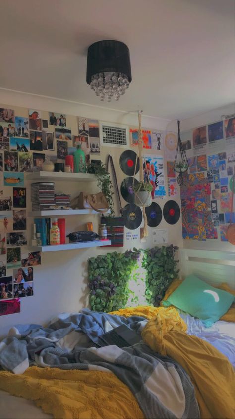 90s Teenage Bedroom, 90s Theme Bedroom, 90s Bedroom Aesthetic Grunge Retro, 80’s Aesthetic Room Ideas, 90s Inspired Room, Indie Rock Bedroom Aesthetic, 80s Themed Bedroom, 80s Inspired Bedroom, 90’s Bedroom