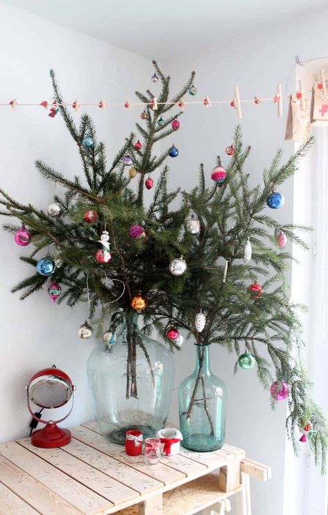 This holiday season, skip the traditional Christmas tree and try decorating your home with a non-traditional tree that can be placed anywhere. Christmas Decorations Apartment, Bohemian Christmas, Skirt Diy, Christmas Apartment, Classic Christmas Tree, Alternative Christmas, Alternative Christmas Tree, Traditional Christmas Tree, Small Christmas Trees