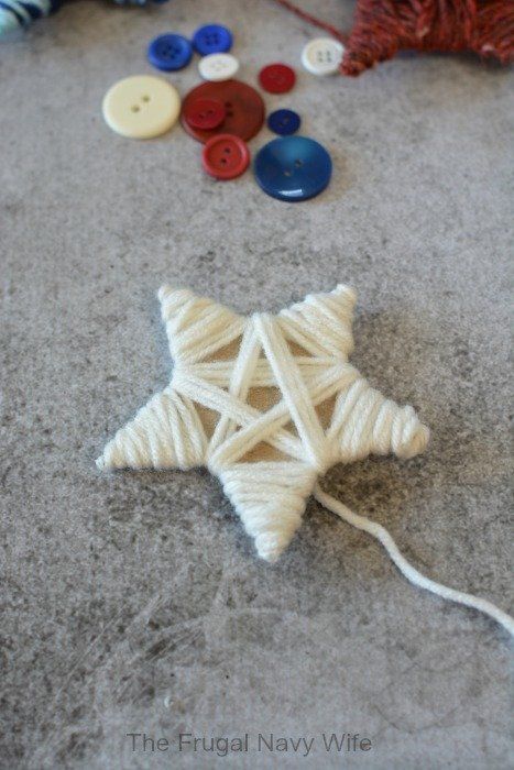 July 4th Decor, Easy Christmas Ornaments, Popsicle Crafts, 4th July Crafts, Christmas Yarn, Monthly Crafts, Stars Craft, Patriotic Crafts, Do It Yourself Crafts