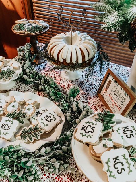 January Couples Shower Ideas, Rustic Winter Bridal Shower Ideas, Wedding Shower Winter Theme, Christmas Couple Shower Ideas, Bridal Shower Decorations Winter, Winter White Bridal Shower Ideas, White Christmas Bridal Shower Ideas, Bridal Shower Ideas Winter Themed, Bridal Shower Theme Ideas Winter