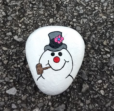 Simple frosty the snowman painted rock Snowman Paintings Easy, Arte Aesthetic, Christmas Rocks, Painting Parties, Misfit Toys, Frosty The Snowman, Beautiful Peacock, Christmas Rock, Snowman Painting