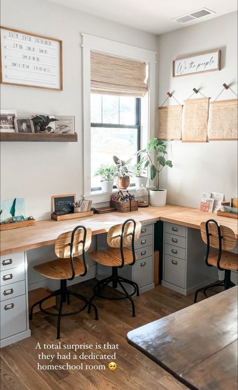 Homework Room And Office, Homework Nook In Kitchen, Built In Homeschool Desk, Homeschool Desk Area, Kids School Room At Home, Kid Friendly Office Space, Small Homeschool Room Ideas, Homeschool Area In Living Room, Homeschool Office Combo