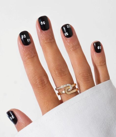 Black Nails Autumn, Spooky Eyes Nails, Nails Small Simple, Gelish Halloween Nails, Halloween Nails 2024 Trends, Short Autumn Nails 2024, Halloween Nails 2024, October Nail Art, Short Black Nails