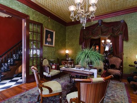 Green Victorian dining room Victorian Style Interior Design, Victorian Style Interior, Victorian Dining Room, Victorian Gothic Interior, Victorian Rooms, Dining Room Victorian, Gothic Interior, Old House Interior, Victorian Home Interior