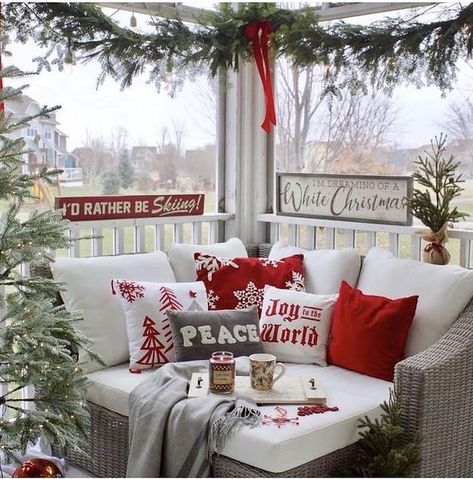 Coffee On The Porch, Natal Country, Christmas Porch Decor, White Christmas Decor, Front Porch Decorating, Christmas Room, Farmhouse Decor Living Room, Christmas Porch, The Porch