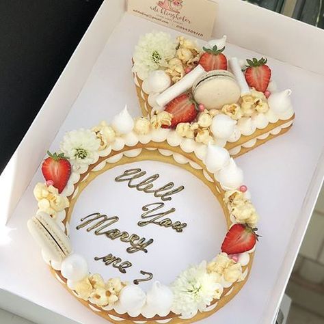 מי תסרב עם עוגה כזאת? Will you marry me cake  #strawberry #gargeran #meringue #vanilla #biscuit #flower #macarons #popcorn #willyoumarryme #bridetobe Ring Template, Diamond Ring Shape, Shape Cake, Ring Cake, Torte Cupcake, Number Cakes, Cupcake Cake, Cake Images, Pastry Cake