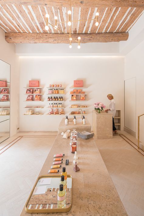 Provence Bastide Aix store Luxury Beauty Products - #MadeinProvence @BastideOfficial Deco Spa, Nail Salon Interior, Spa Interior Design, Skincare Store, Store Design Boutique, Spa Interior, Boutique Decor, Beauty Salon Interior, Beauty Salon Decor