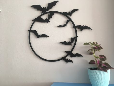 Flying Bats Metal Wall Artbats Metal Wall Decorbat Metal - Etsy Stylish Halloween Decor, Bat Decor, Wall Decor Halloween, Bat Craft, Metal Bat, Flying Bats, Halloween Wood Crafts, Diy Halloween Wreath, Halloween Wall Decor