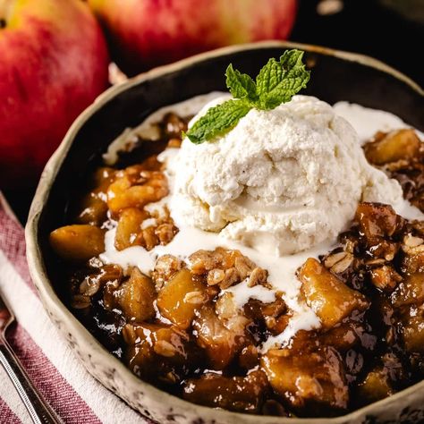 Easy Skillet Apple Crisp Skillet Apple Crisp, Fall Bbq, Hey Grill Hey, Easy Skillet, Camp Chef, Apple Pies, Apple Crisp Recipes, Crisp Recipe, Streusel Topping