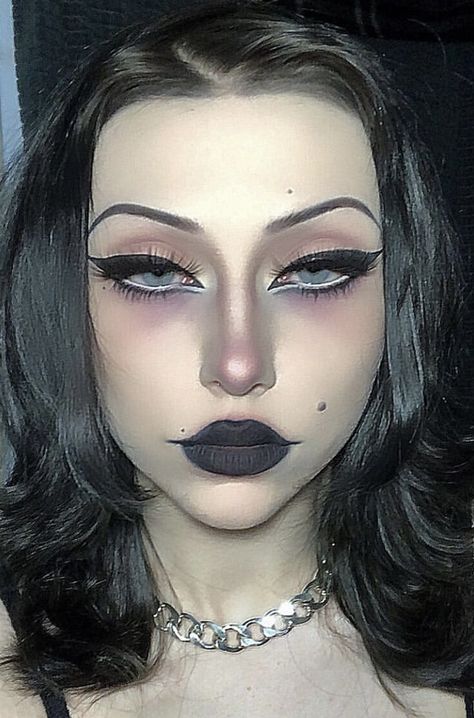 @s333thr on ig Graphic Makeup, Goth Eye Makeup, Swag Makeup, Punk Makeup, Alternative Makeup, Alt Makeup, Dope Makeup, Pumpkin Carving Ideas, Edgy Makeup