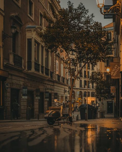 Old Buildings Aesthetic Vintage, City Street Aesthetic, 1920s Architecture, Earth City, Street Aesthetic, Green Tea Face, Building Aesthetic, London Aesthetic, City Vibe