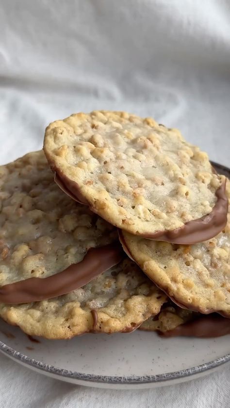 Eating healthy & delicious 💚 | Chocolate Chipless Rice Krispie Treat Cookies by @seriousfoodfetish I saw that people are making this type of dessert called “chocolate… | Instagram Chocolate Chipless Rice Krispie Cookies, Melting Cookies, Chocolate With Coconut Oil, Coconut Oil Recipe, Coconut Oil Recipes, Types Of Desserts, Rice Cereal, Sugar Cookie Dough, Marshmallow Fluff