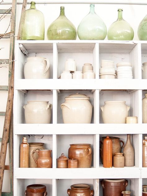 Vintage vases and ceramics at Elsie Green. Retail Space Design, Elsie Green, Charming Kitchen, Kitchen Concepts, Vintage Farm, Vintage Kitchen Decor, Cozy Room, Look Vintage, Vintage Pottery