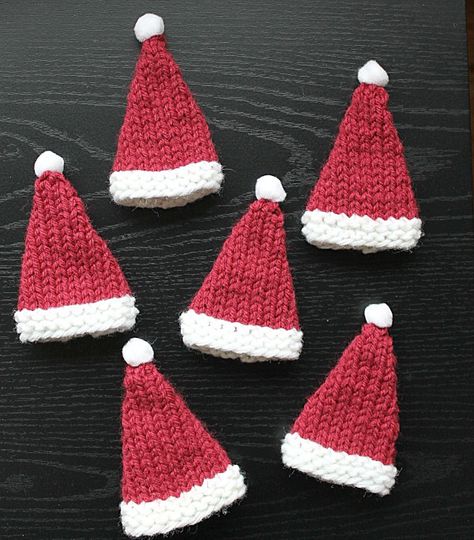 Wine Bottle Santas with Knit Hats - The Make Your Own Zone Decorate Wine Bottles, Knitted Santa, Christmas Knitting Projects, Knit Christmas Ornaments, Knitted Christmas Decorations, Santa Hat Pattern, Wine Diy, Knitting Christmas, Christmas Knitting Patterns Free