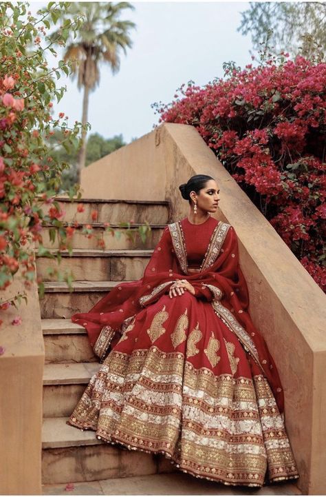 Red Indian Wedding, Red Bridal Lehenga, Indian Wedding Dresses, Lehenga Bridal, Indian Outfits Lehenga, Wedding Lehenga Designs, Indian Bride Outfits, Red Indian, Bridal Lehenga Red