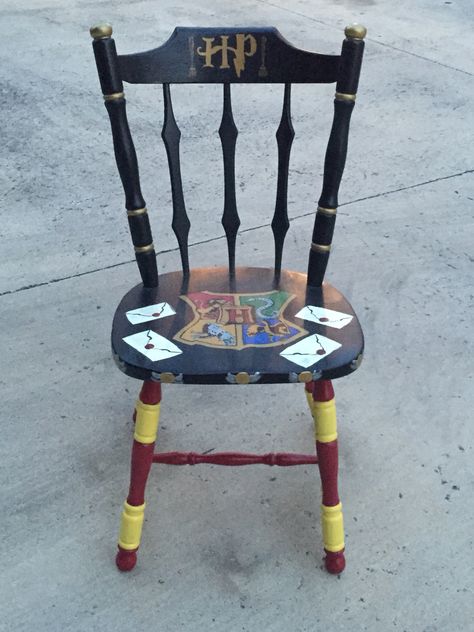 Harry Potter #hogwarts #harrypotter Harry Potter Chair, Harry Potter Furniture, Harry Potter Classroom Theme, Harry Potter Themed Bedroom, Harry Potter Themed Room, Classe Harry Potter, Harry Potter Room Decor, Harry Potter Classroom, Harry Potter Bedroom