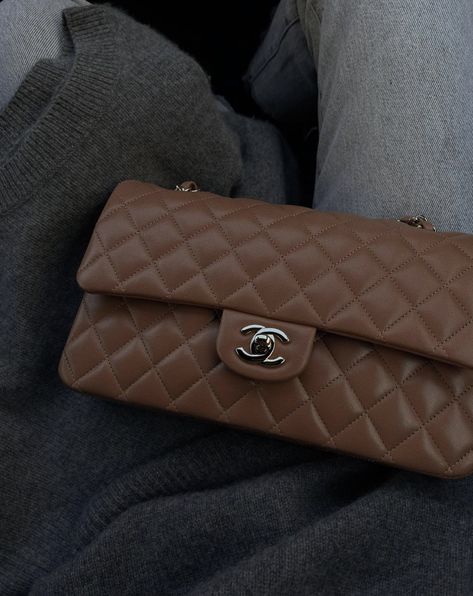 Chanel Outfit Aesthetic, Brown Chanel, Chanel Bag Classic, Chanel Classic Flap Bag, Chanel Flap Bag, Classic Flap Bag, Bags Aesthetic, Pretty Bags, Brown Bags