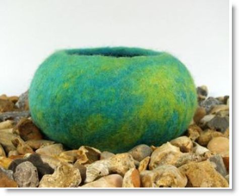 felted pod Wet Felting Tutorial, Felting Tutorial, Felted Bowls, Wet Felting Projects, Needle Felting Tutorials, Wet Felt, Needle Felting Projects, Felted Slippers, Felting Tutorials