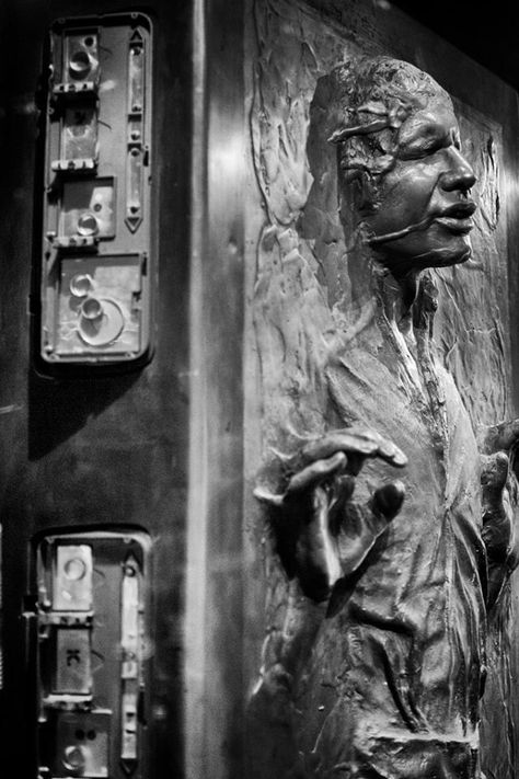 Han Solo frozen in carbonite from Star Wars: The Empire Strikes Back (1980) Han Solo In Carbonite, Han Solo Carbonite, Wars Aesthetic, Dark Vador, Star Wars Empire, Star Wars Tattoo, The Force Is Strong, George Lucas, Star Wars Pictures